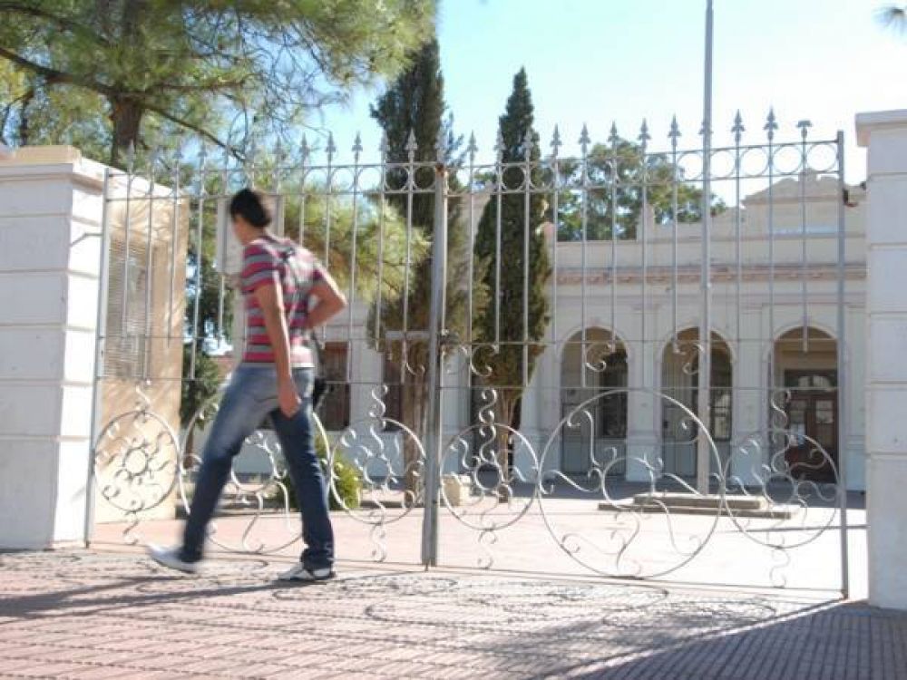 Batalla campal cerca de una escuela: un joven recibi� un puntazo y est� internado