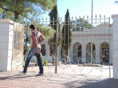 Batalla campal cerca de una escuela: un joven recibi� un puntazo y est� internado