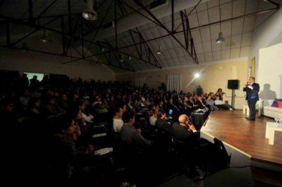 El gobernador expuso sobre emprendedurismo en la UCC