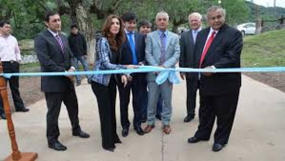 La Gobernadora inaugur la pavimentacin de acceso al Dique y refaccin de la Hostera de Villa La Punta