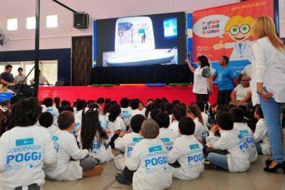 El gobernador entreg� computadoras y kits escolares a la Escuela N�4