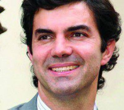 Varios le quieren mojar la oreja