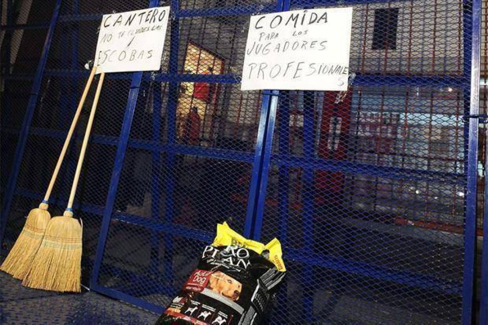 Comida para perros, el repudiable cartel para el plantel de Independiente