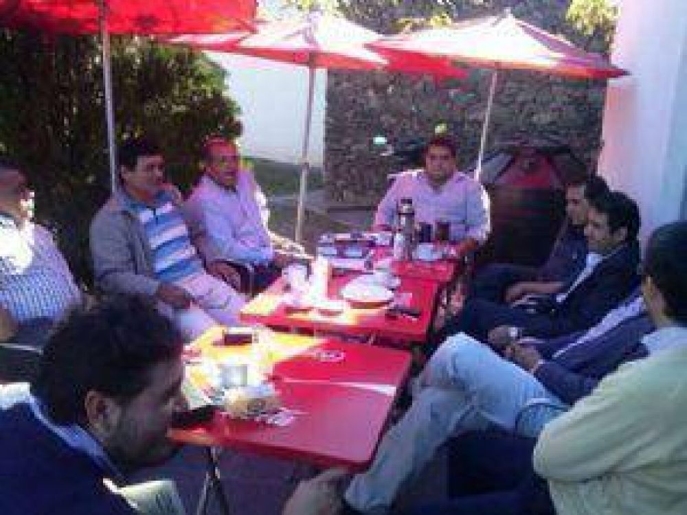 Concejales se reunieron en una estaci�n de servicios