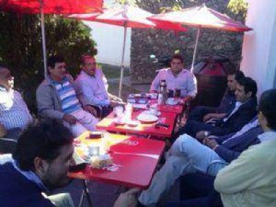 Concejales se reunieron en una estaci�n de servicios