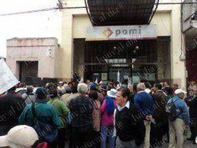 Conflicto en el PAMI Jujuy: nuevas manifestaciones de afiliados por incumplimientos en la reactivaci�n de los servicios de salud