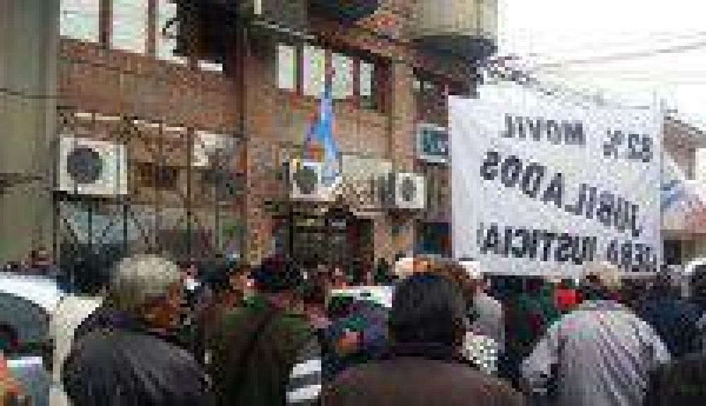 Jubilados movilizaron al ANSES y al PAMI