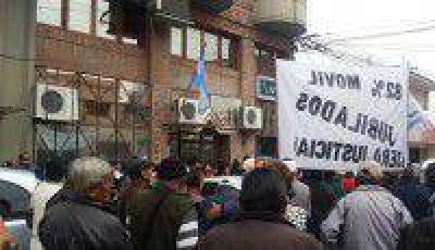Jubilados movilizaron al ANSES y al PAMI