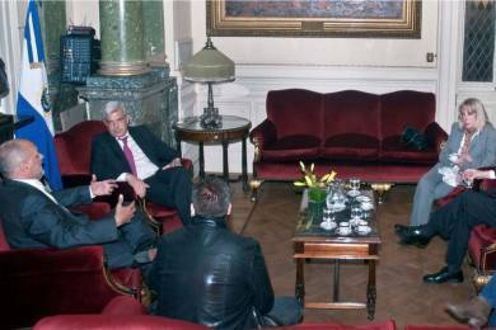 Acuerdo de YPF con Repsol: Buzzi acompa�� a legisladores de Chubut