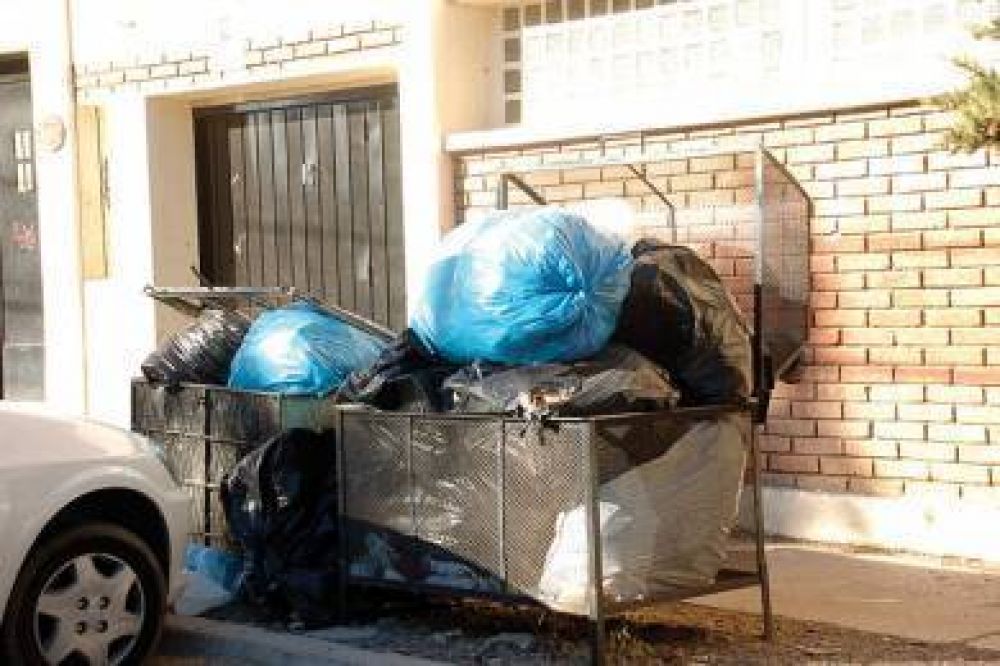 Mientras los municipales esperan resoluciones, la basura comienza a acumularse