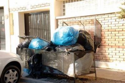 Mientras los municipales esperan resoluciones, la basura comienza a acumularse