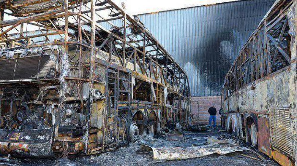 Incendian cinco veh�culos de transporte y destrozan vidrios en la base de ETAP