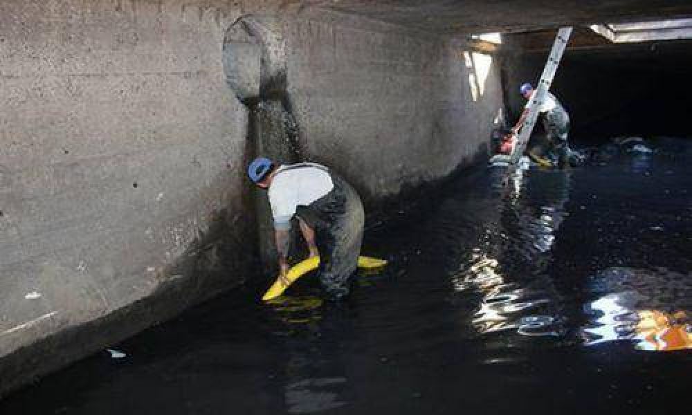 San Isidro: Tareas de desobstrucci�n del conducto pluvial de la calle Uruguay