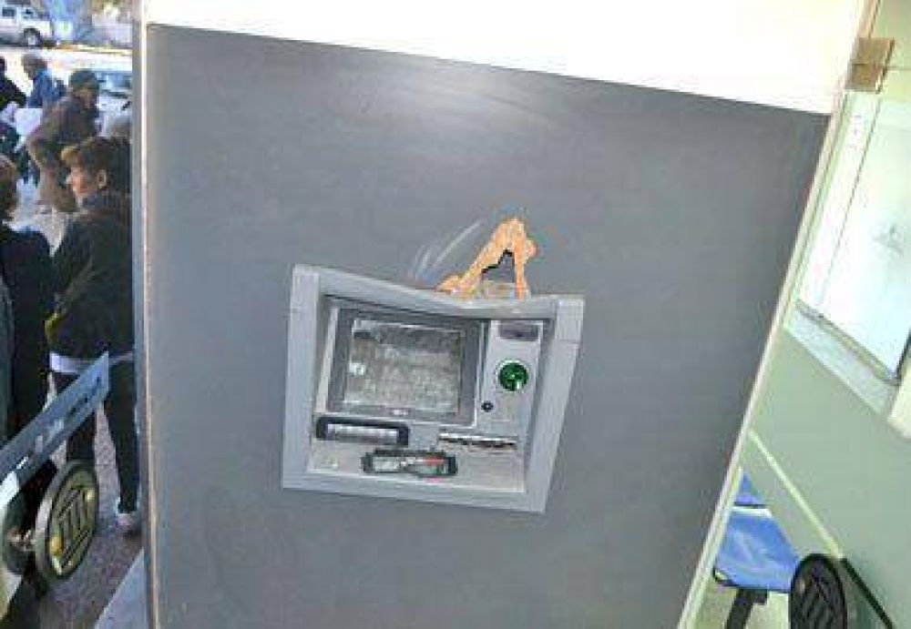 Da�aron el cajero autom�tico del Banco Naci�n de calle Sarmiento con fines de robo