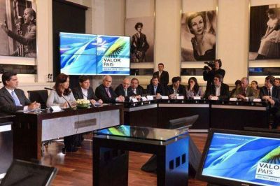 La Presidenta firm� convenios de apoyo con los principales sectores productivos del pa�s