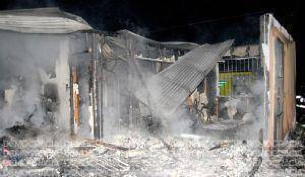 Un voraz incendio destruy� una casa