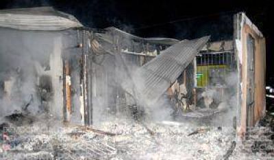 Un voraz incendio destruy� una casa