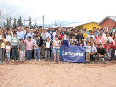 Entregaron 76 viviendas