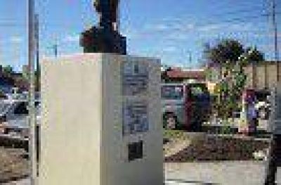 Con nuevo espacio, reinauguraron el monumento a Machado