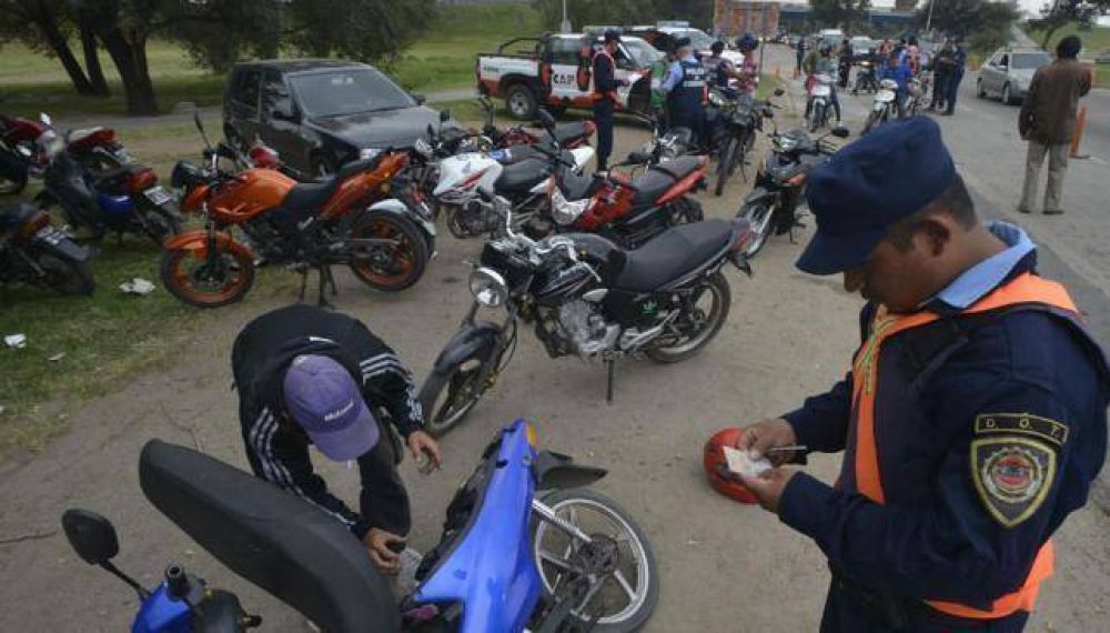 Pese a quejas, el casco tendr� que llevar �stickers�