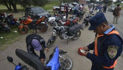 Pese a quejas, el casco tendr� que llevar �stickers�
