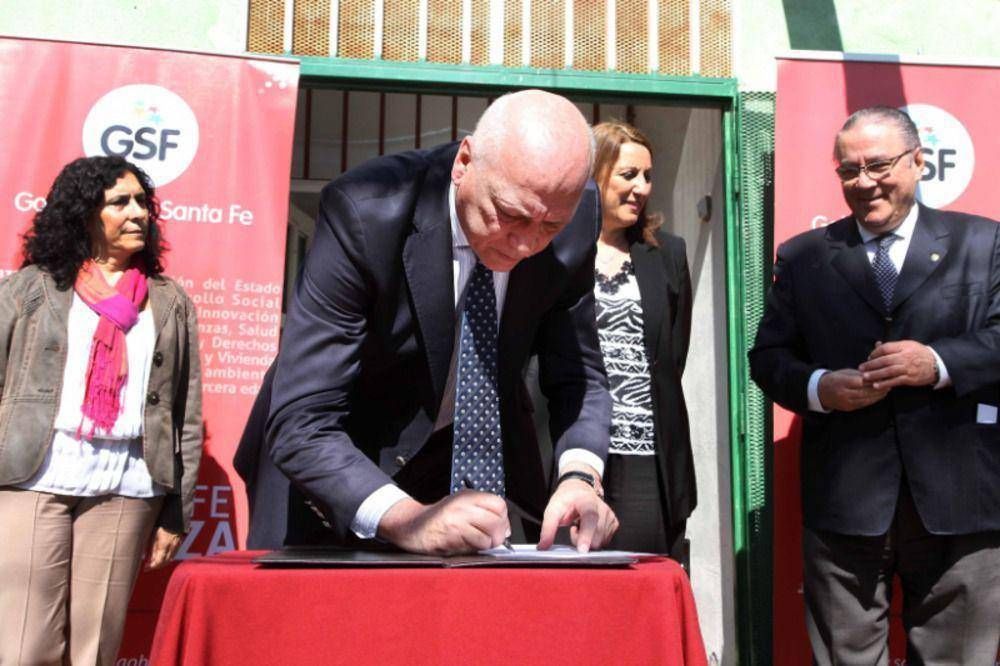 Antonio Bonfatti firm� el contrato para hacer cloacas que beneficiar�n a 11 mil rosarinos