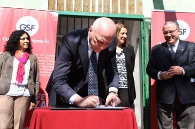 Antonio Bonfatti firm� el contrato para hacer cloacas que beneficiar�n a 11 mil rosarinos