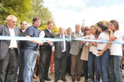 El gobernador inaugur� pavimento para dos barrios mercedinos