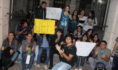 Por el hacinamiento, estudiantes del Instituto Pujol realizaron una sentada