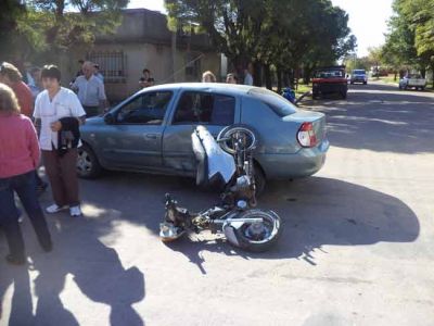 Menores en moto, protagonistas de duro accidente