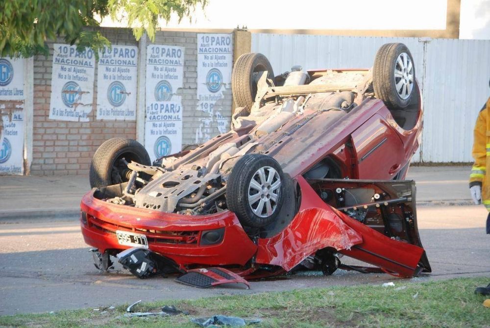 Tras cruzar en rojo un sem�foro colisionan dos veh�culos, hay dos personas heridas y fallece un peat�n