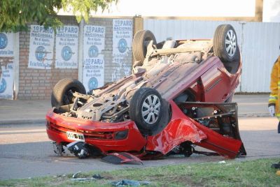 Tras cruzar en rojo un sem�foro colisionan dos veh�culos, hay dos personas heridas y fallece un peat�n
