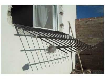 Arranc� por completo una reja para intentar robar en una vivienda