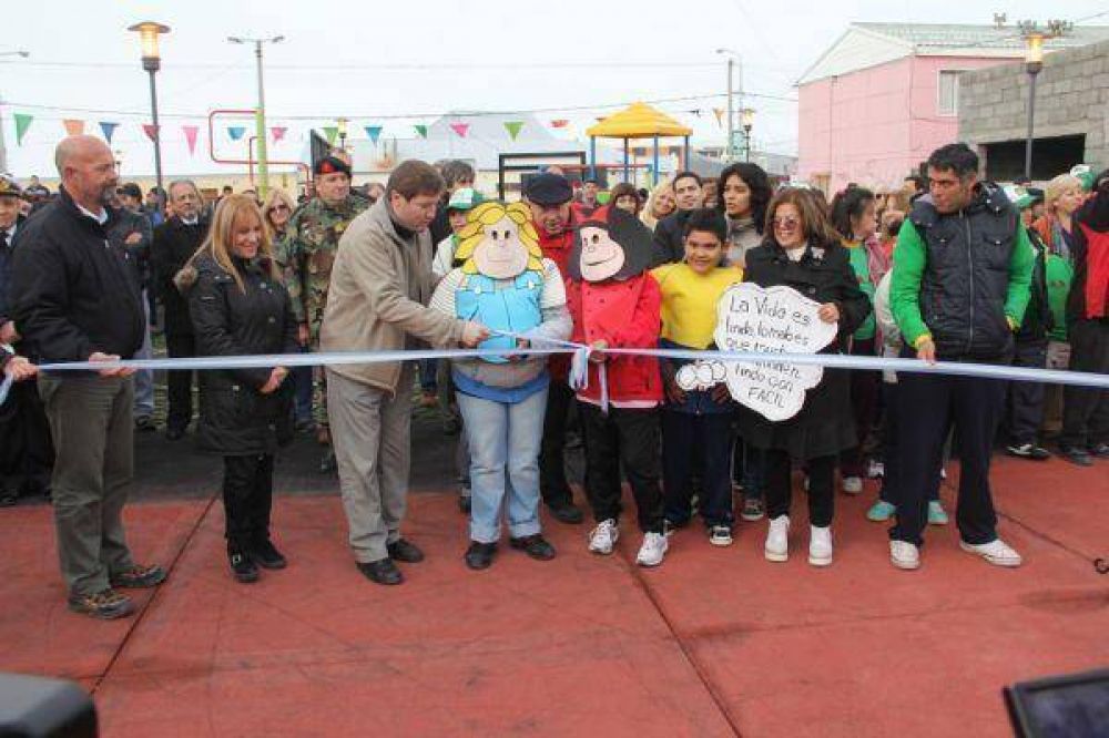 Con una emotiva fiesta popular se inaugur� la plaza integradora en honor a Mafalda