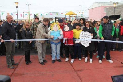 Con una emotiva fiesta popular se inaugur� la plaza integradora en honor a Mafalda
