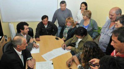 La Municipalidad de Trelew firm� acuerdo paritario con los gremios