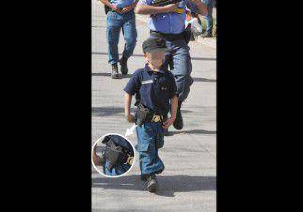 Un ni�o vestido de polic�a y con una r�plica de 9mm desat� la pol�mica