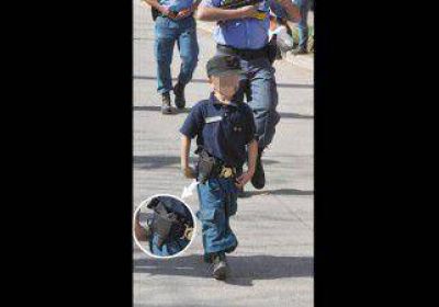 Un ni�o vestido de polic�a y con una r�plica de 9mm desat� la pol�mica