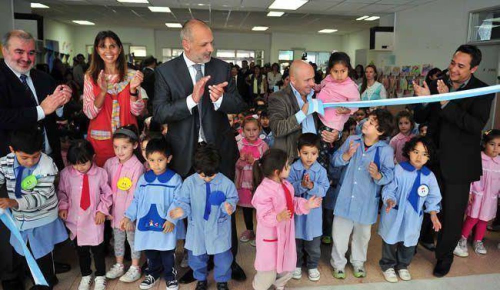 Inauguraron aulas y ampliaciones por m�s de tres millones de pesos
