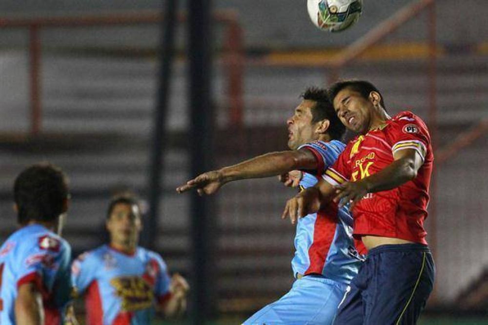 Arsenal no pudo hacer valer su local�a y deber� definir en Chile