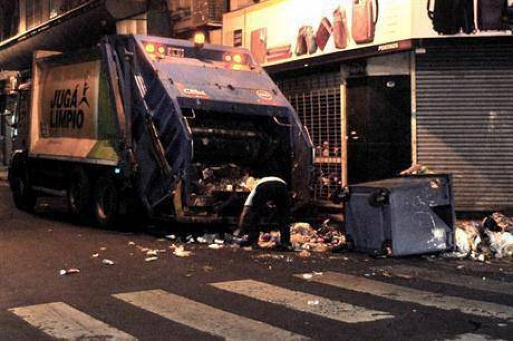 Estaba inconsciente en un container de basura y el cami�n recolector casi lo compacta