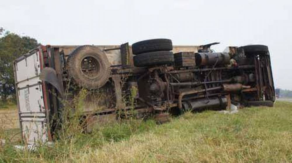Un cami�n cargado de fiambres y quesos que iba a Chacabuco, volc� en la ruta 30