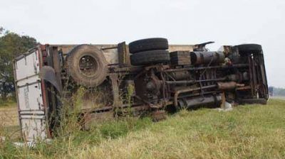 Un cami�n cargado de fiambres y quesos que iba a Chacabuco, volc� en la ruta 30
