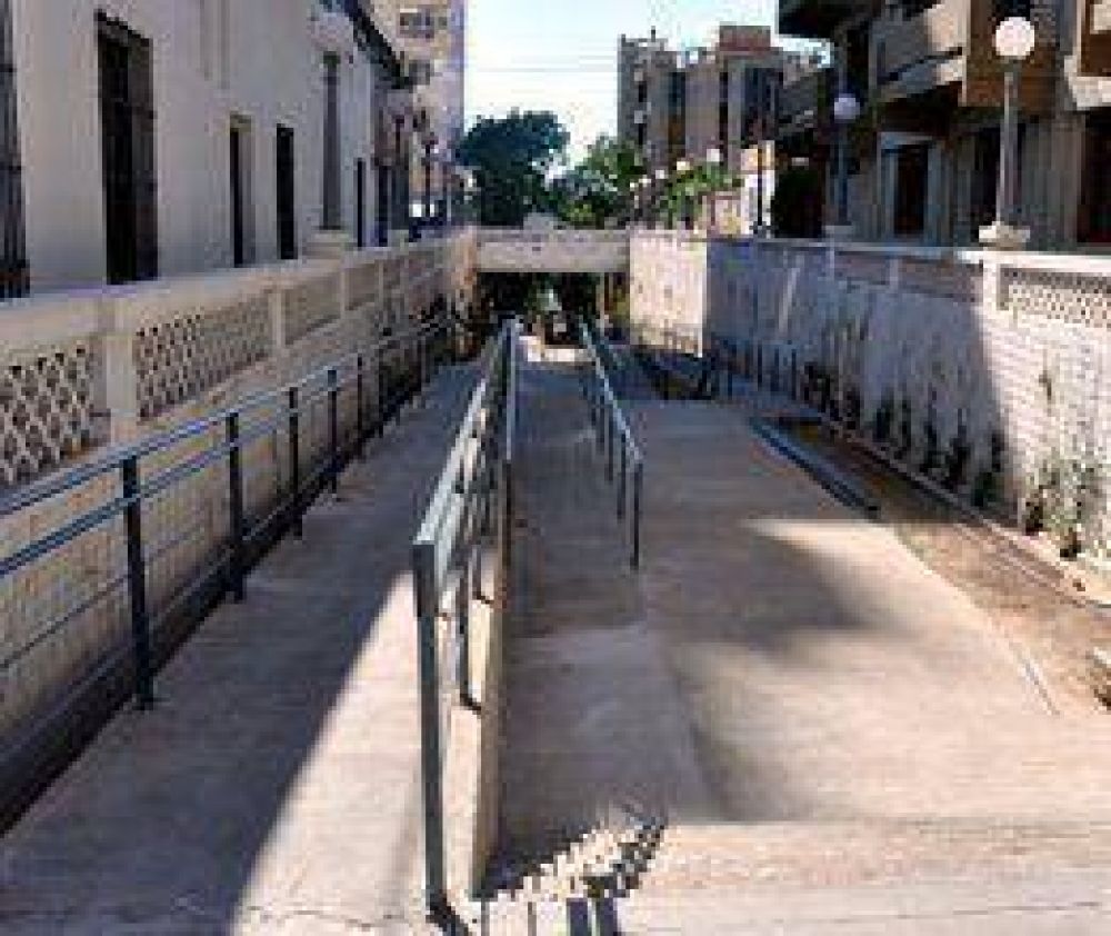 Barandas para las rampas de Bajada Belgrano  