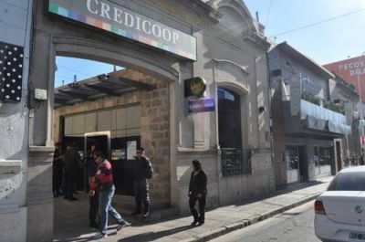 Hicieron boquete en el techo del Banco Credicoop para robar y se fueron si llevarse dinero