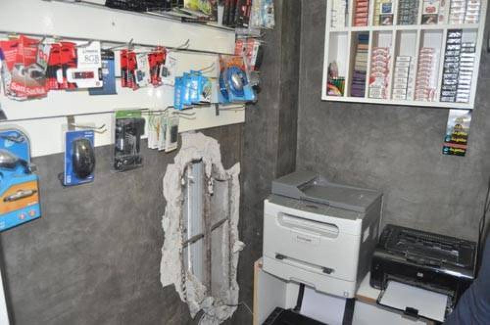 Hicieron boquete en pared de un local para robar y fueron detenidos cuando sal�an