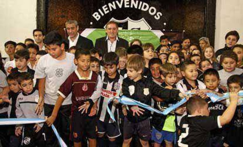 Ferraresi estuvo en la inauguraci�n de obras en la sociedad de fomento Crucecita Este
