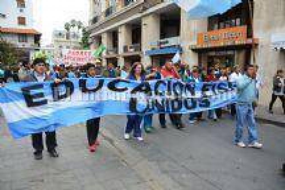  Padres unidos marcharon, exigen que sus hijos tengan clases y se acabe la extorsi�n del PO