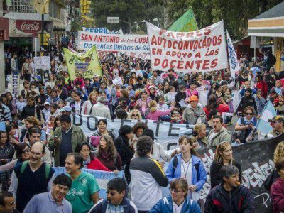 Otra masiva manifestaci�n ratific� el paro de los docentes