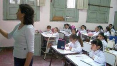 Padre de una nena se encadenara en la escuela si no vuelven las clases